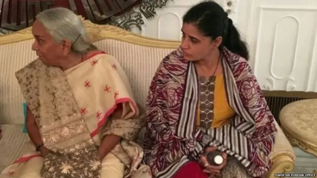 कुलभूषण जाधव की मां और पत्नी