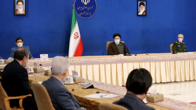 ابراهیم رئیسی در جلسه امروز ستاد مقابله کرونا گفته است "کسی نباید به عنوان عضو ستاد ملی و یا متخصص در رسانه ملی با طرح نظرات شخصی، موجب تشویش در جامعه شود"