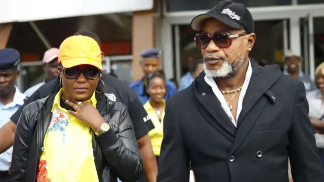 Koffi Olomide (i buryo) ategekanya kugira ibiteramo mu kiringo c'imisi cumi mu Burundi