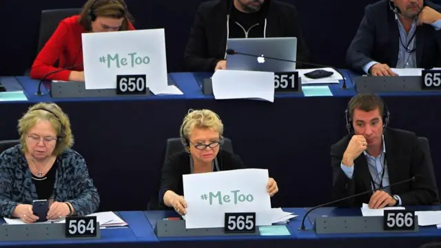 عضوة البرلمان الأوروبي الفرنسية إيفا جولي تحمل لافتة تقول "أنا أيضا"، خلال مناقشة حول التحرش والاعتداء الجنسي