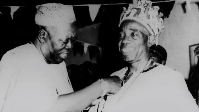 Ọba Adesoji Tadenikawo Aderemi n fun Ọba miran ni amiidanilọla ti Ọbabinrin ilu oyinbo