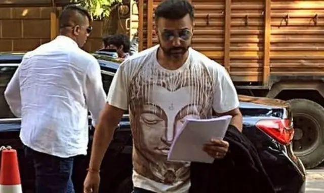 రాజ్ కుంద్రా బ్రిటన్ వేదిక పని చేసే ఓ యాప్ నుంచి అశ్లీల చిత్రాలను అప్‌లోడ్ చేసినట్లు పోలీసులు చెబుతున్నారు.