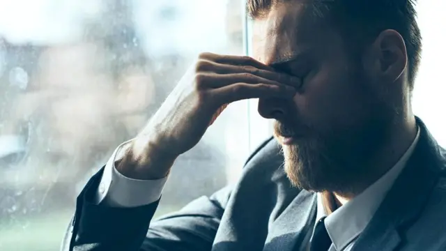 Стресс может стать причиной вредных привычек, таких как курение или пристрастие к алкоголю, которые преждевременно сводят человека в могилу