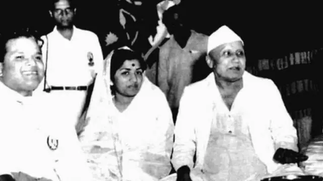 लता मंगेशकर आणि बालगंधर्व... बालगंधर्वांचे आणि मंगेशकर कुटुंबाचे दीनानाथ मंगेशकरांच्या काळापासून संबंध होते.