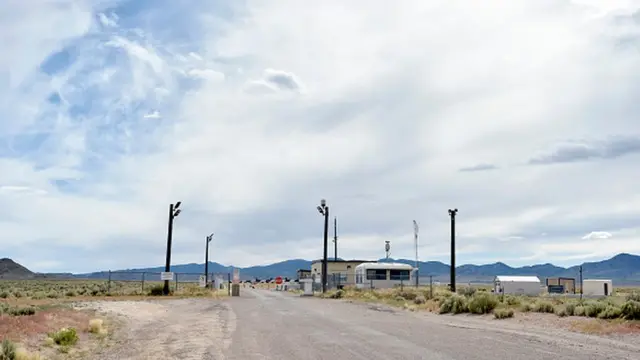 Um portão da instalação militar ultrassecreta da Força Aérea americana no condadoaviator bet estrelaLincoln, Nevada, conhecida como Área 51