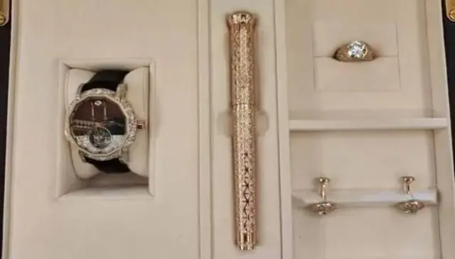 सऊदी क्राउन प्रिंस मोहम्मद बिन सलमान ने इमरान खान को ग्राफ की 'मक्का संस्करण' घड़ी उपहार में दी