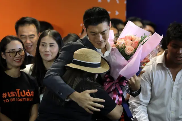 ธนาธรรับช่อดอกไม้