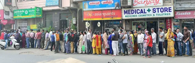 લાઇનમાં ઊભેલા લોકો