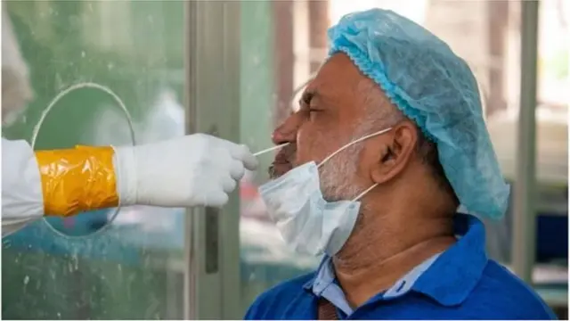 নমুনা সংগ্রহ করা হচ্ছে