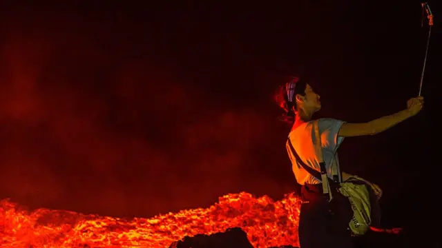 Onye na-ese onwe ya foto n'akụkụ ọrụ si n'ime ala ere nke a kpọrọ 'Volcano'