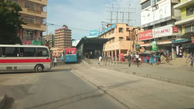 Hapa ni katika Kati ya jiji la Dar es Salaam likiwa kimya wakati siku za kawaida Watu hupishana kwa kupita upande upande