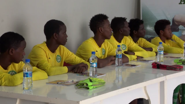 Dhallinyaro da' yar oo dhegeysanaya casharka la siinayo