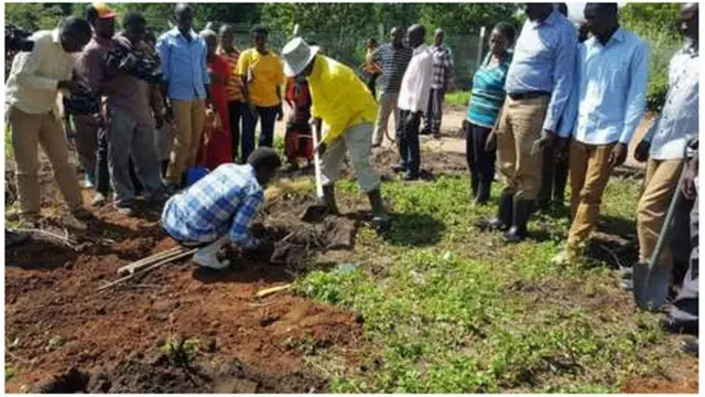 Beeraleyda ayaa u soo daawasho tagay madaxweynahooda oo beertiisa ka shaqeynayo