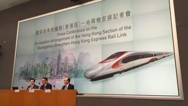 香港政府高铁记者会。保安局局长李家超(图右)、律政司司长袁国强(图中)、运输及房屋局局长陈帆(图右)出席。