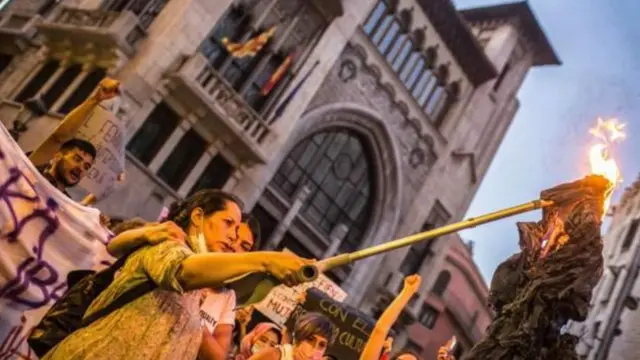 Umurwi w'abari mu myiyerekano werekanywe uriko uraturira burka i Barcelona