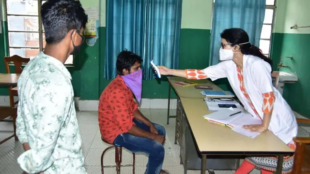 கொரோனா வைரஸ்: கோவிட்-19 நோய்த்தொற்றை கேரளா வெற்றிகரமாக எதிர்கொள்வது எப்படி?