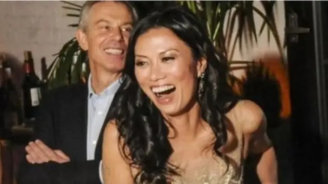 鄧文迪是默多克的第三任妻子，傳聞鄧文迪與英國前首相布萊爾有染，令默多克十分傷心。兩人後來離婚。