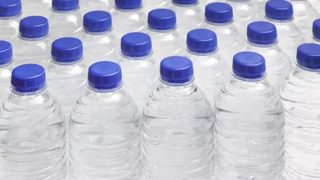 Pleine image de bouteilles d'eau fixes en rangées