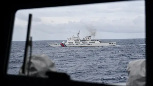 Kapal Coast Guard China-5202 membayangi KRI Usman Harun-359 saat melaksanakan patroli mendekati kapal nelayan pukat China yang melakukan penangkapan ikan di ZEE Indonesia Utara Pulau Natuna, Sabtu (11/01)