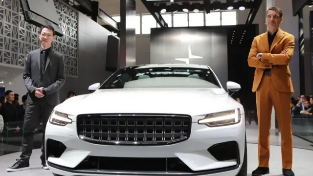极星（Polestar）电动车在欧美市场颇受欢迎，背后控股是中国吉利。右一为该公司CEO托马斯·英格拉特。