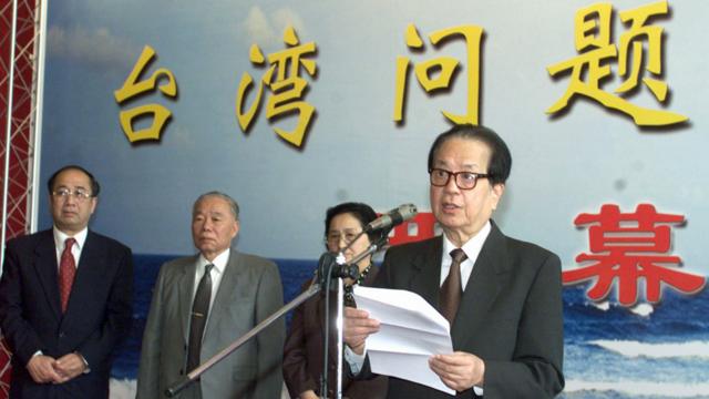 钱其琛出席台湾问题图片展开幕式并讲话（中新社图片23/4/2001）