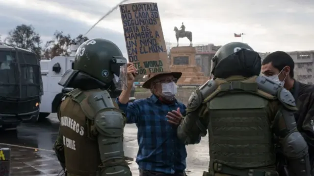 En la región Metropolitana, más de 60 manifestantes terminaron detenidos el 27 de abril, según informó Carabineros.