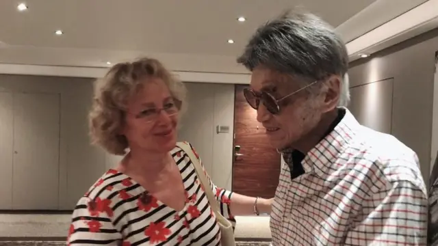 傅达仁与尊严工作人员做最后几次咨询。