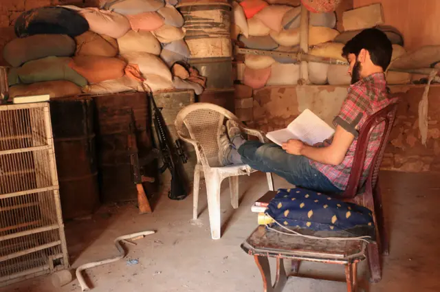 Omar leyendo en su puesto de combate.