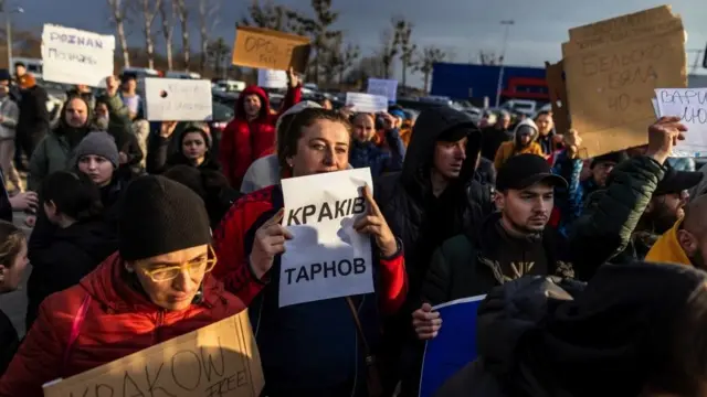 Des volontaires offrent un transport aux réfugiés d'Ukraine à la frontière polonaise.