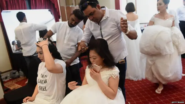 මනාලියන් සැරසූ ආකාරය