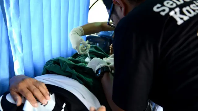 Madaktari wakifanya upasuaji nchini Indonesia