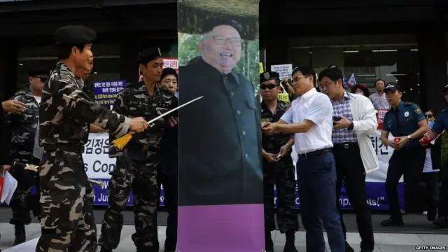 किम याँग उनची पोस्टर जागोजागी लावलेली आहेत.