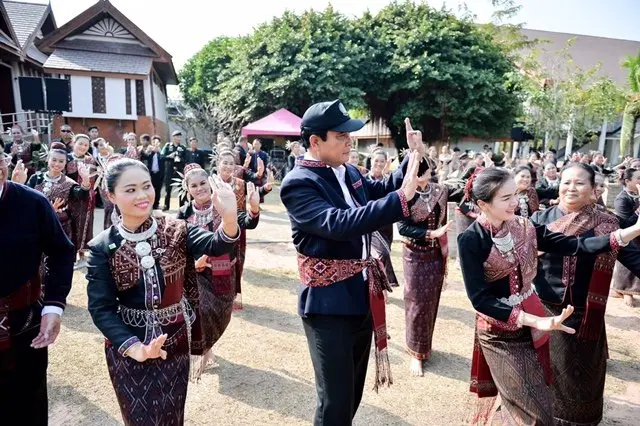 พล.อ.ประยุทธ์บอกชาวกาฬสินธุ์ว่า "คิดถึงจึงมา" และ "ผมรักทุกคน" ในระหว่างลงพื้นที่ตรวจราชการ เมื่อวันที่ 13 ธ.ค.