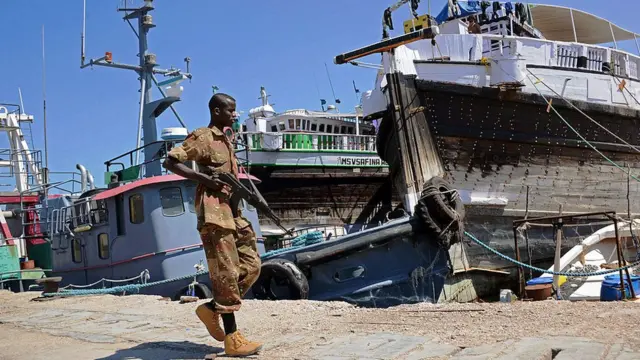 Askeri ka mid ah ilaalada dekedda Boosaaso.