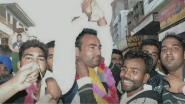 लक्खा को माला पहनाते लोग