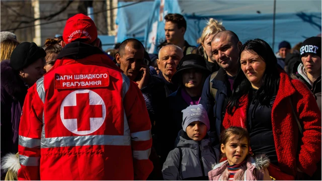 Red Cross worker with Ukrainian refugees