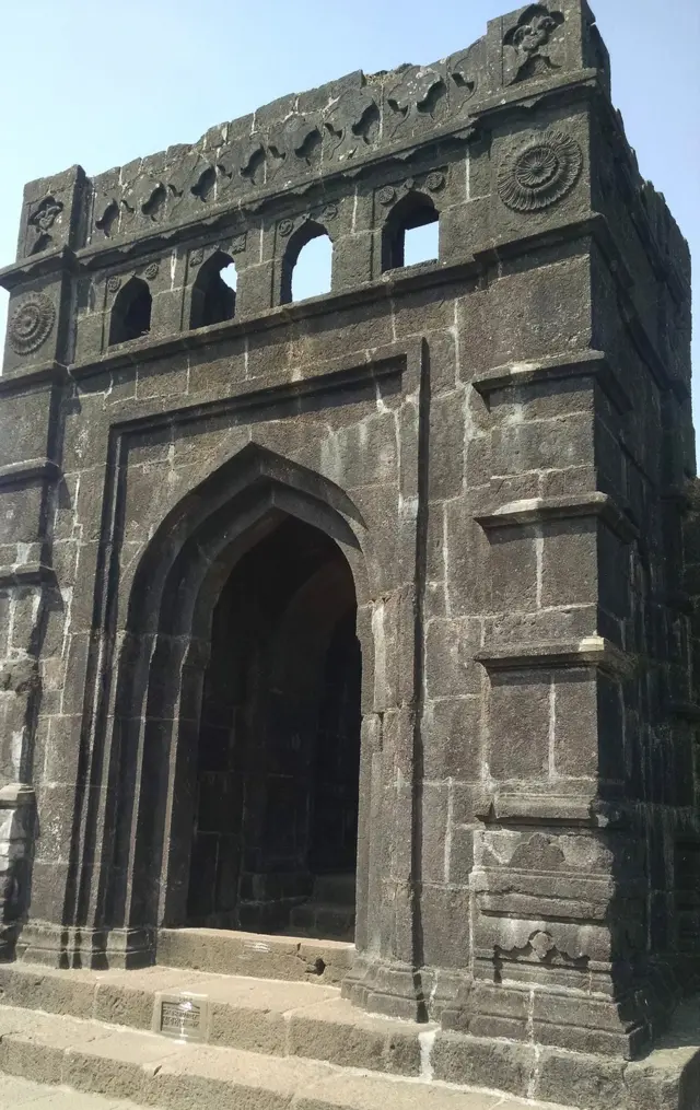 शिवाजी महाराजांच्या समाधीस्थळाकडील जगदीश्वर मंदिराचा दरवाजा.