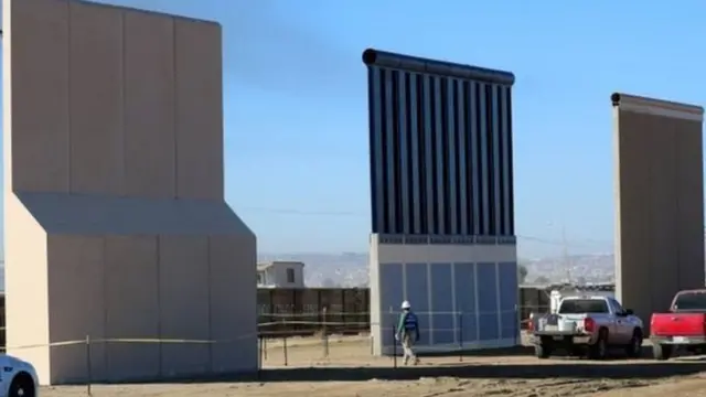 Contoh tembok yang digagas Trump dekat perbatasan AS-Meksiko di California.