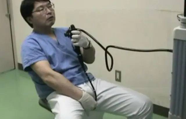 Akira Horiucha realizándose una colonoscopía