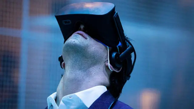 Hombre con gafas de realidad aumentada