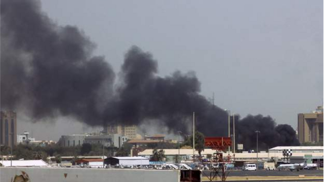 На аэропортом Хартума поднимались густые клубы дыма