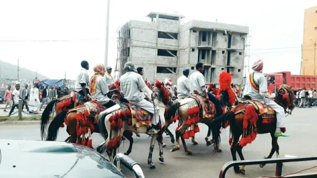 በደሴ ከተማ ጠቅላይ ሚኒስትሩን ለመደገፍ የወጡ ነዋሪዎች