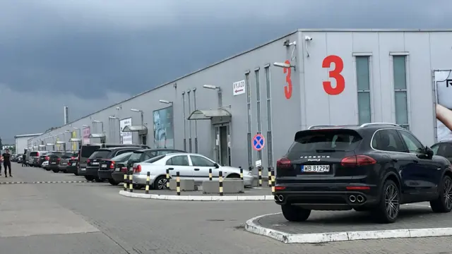 Một trung tâm buôn bán tại Warsaw do một tổ hợp người Việt làm chủ