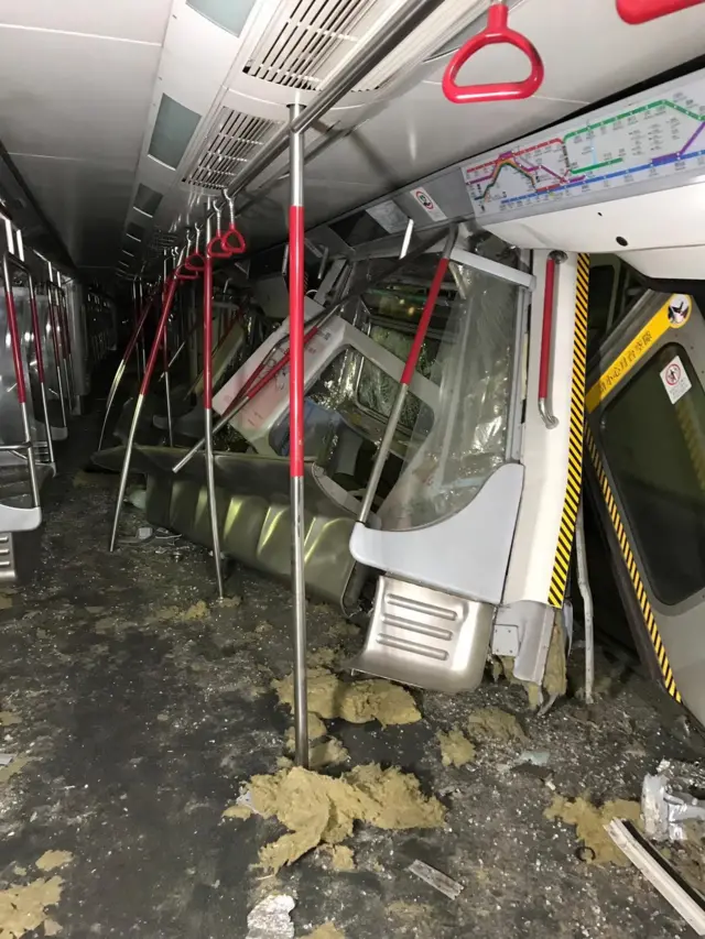 满地玻璃碎的港铁车厢