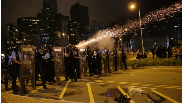 警方在深夜开始清场。