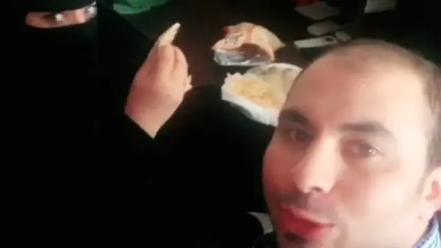 பெண்ணுடன் உணவு அருந்தியதால் கைது செய்யப்பட்ட இளைஞர்