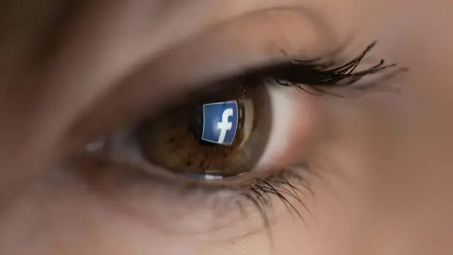 కంటిలో ఫేస్‌బుక్ లోగో ప్రతిఫలనం