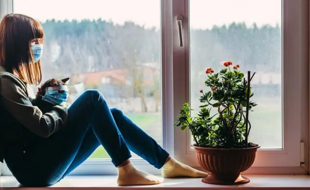 Девушка и кот в маске