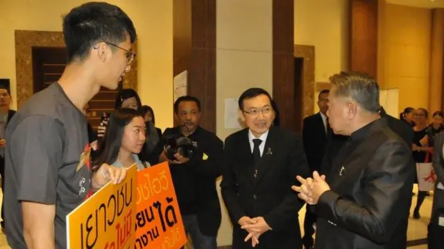 ปังปอนด์ถือป้ายรอพบเจ้าหน้าที่