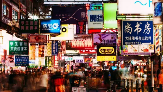 한때 불법 가건물이 즐비했던 구룡은 이제 많은 사람들과 네온 불빛으로 가득하다